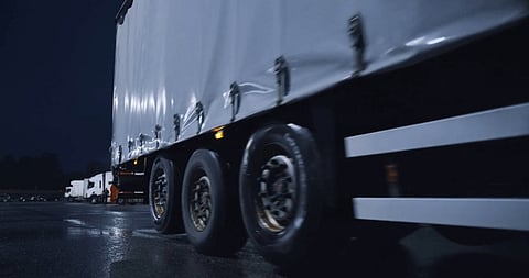 Företagaren fick var tvungen att höja priserna för att få det gå ihop när dieselpriset låg över 28 kronor litern. – Man måste ha mer betalt för att köra och det blir att höja sin milersättning. Det är som en spiral uppåt, säger han till Riks.