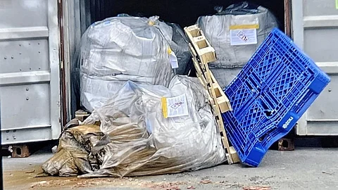 En pall med det giftiga NMC-materialet välter när det lastas in i en container på Northvolt i Skellefteå. Det bruna pulvret är en mix av nickel, kobolt, mangan och litium, enligt källan.