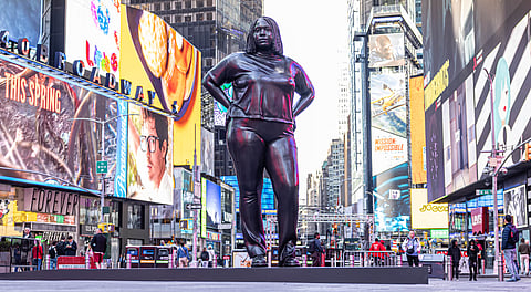 Konstverket "Grundad i stjärnorna" har jämförts med Michelangelos "David" i sociala medier.