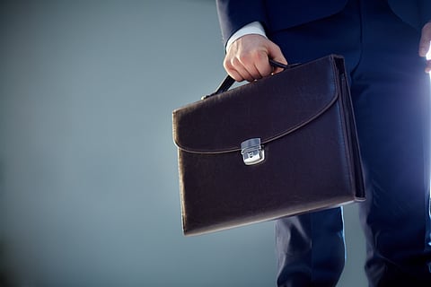 Advokat lät klient som han "känner sedan flera år tillbaka" skrolla Instagram i häktet – bötfälls med 125 000 kronor
