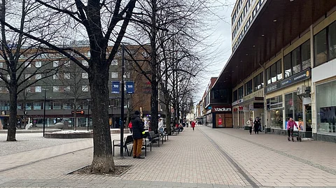 En kvinna hittades skadad i i Skellefteå på måndagsförmiddagen.