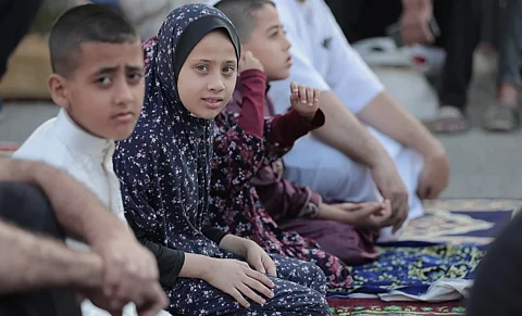 Får muslimska barn ta av slöjorna på sina dockor?