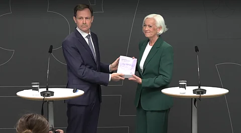 Sjukvårdsminister Acko Ankarberg Johansson (KD) tar emot utredningen.