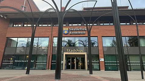En anställd inom ett kommunalt äldreboende i Skellefteå misstänks för våldtäkt av en äldre.