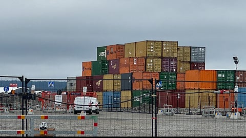 Containerberget med batteriavfall som förvaras på Northvolt Revolt ska bort senast den 1 december, efter ett beslut från länsstyrelsen.