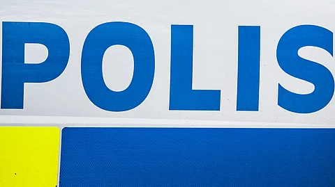 Flera personer har gripits efter en skottlossning mot en bil.