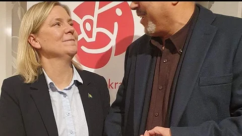 Mahmoud Shnino tar Magdalena Andersson (S) i hand.