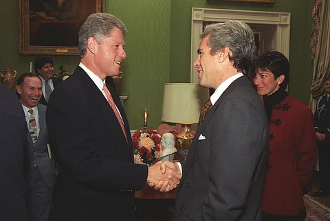 Bill Clinton, Jeffrey Epstein och Ghislaine Maxwell. Fotograf: Ralph Alswang, White House photographer (1993)