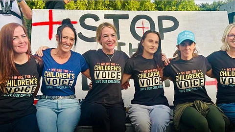 Mammor protesterar mot massinvandring och migrantvåld i Islington, London