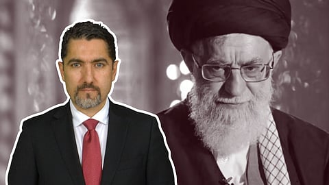 Nima Rostami i förgrunden. Ali Khamenei i bakgrunden.