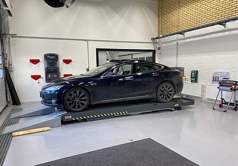 Elbil (Tesla) på verkstad.