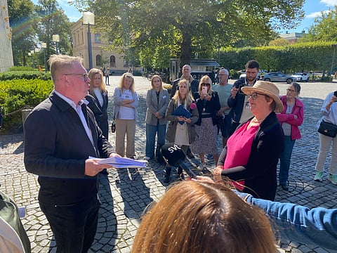 Lantbrukaren Solveig Kimby överlämnar de 3075 namnunderskrifterna mot vindkraftprojektet Kranshällarna till Västerås kommunstyrelseordförande Staffan Jonsson (s).