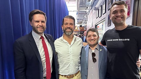 Vicepresident JD Vance, Donald Trump Jr. Charlie Kirk längst till höger.