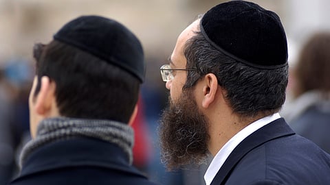 Rabbiner larmar: Judars framtid i Europa hotad – kräver väpnat skydd