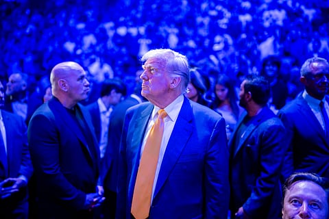 USA:s president Donald Trump. FBI-chefen Kash Patel till höger i bakgrunden.
