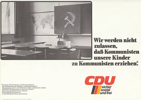 Reklam/informationsaffisch från tyska kristdemokratiska partiet (CDU) som informerar om och propagerar för det nå nyinrättade regelverket (Radikalen-Erlass) som skulle förhindra extremister från att få jobb inom offentlig förvaltning - och ger samtidigt kritik till dåvarande federala regering ledd av bundeskanzler Willy Brandt. Den stora texten till höger lyder: "Vi kommer inte acceptera att kommunister uppfostrar våra barn till kommunister". I finstilt till vänster står: "I januari 1972 beslutade regeringscheferna i samtliga bundesländer att medlemmar i olagliga organisationer inte ska få arbeta inom offentlig förvaltning. SPD/FPD-regeringarna federalt och i bundesländerna har lämnat denna gemensamma linje. De är redo att acceptera kommunister i statsförvaltningen."
