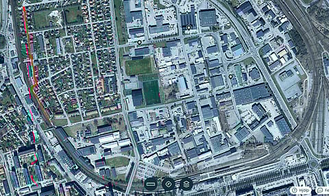 Satellitbilden visar småhusområdet Lagerlunda i vänstra delen av bilden samt nedre delarna av industriområdet Butängen som berörs när järnvägskurvan ska rätas ut. Ett 20-tal hus längs gatorna (markerade med rött sträck) kommer att lösas in och rivas inför spårbygget.
