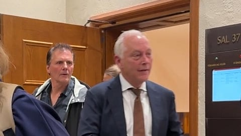 Micke Leijnegard döms för pussar i Spanien. Här är han med sin försvarsadvokat Johan Eriksson i Stockholms tingsrätt.