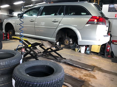 Köpa begbil: Så blir du blåst på hjul eller däck