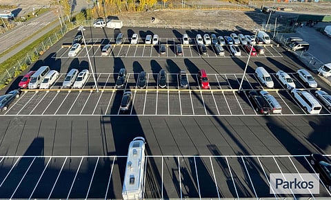 Långtidsparkering vid Arlanda flygplats som drivs av privata bolaget Parkos, som är ett klart billigare alternativ än statliga Swedavia.