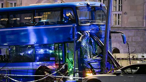 Bussförare rammade busskur – tre döda och flera skadade