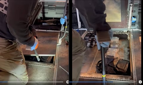 Två bildsekvenser ur Tullverkets film där tulltjänstemän hittar narkotika i ett dolt golvutrymme i trailern på en lastbil. På den vänstra bilden bryts en sektion av golvet upp och på den högra bilden syns flera fyrkantiga paket med narkotika.