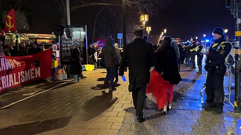 Det pågick högljudda demonstrationer under Nobelmiddagen utanför Stockholms stadshus.
