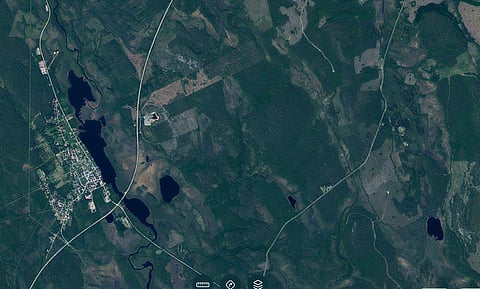 I högra hörnet bor Ellinor Tandlund med familj i den lilla byn Laitamaa – åtta kilometer bilvägen från samhället Korpilombolo i vänstra hörnet av bilen med cirka 500 invånare. Närmaste (obemannade brandstation) är i Pajala knappa fem mil nordost.