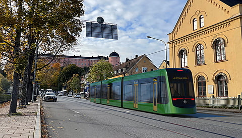 Så här kommer detr se ut när spårvägen i Uppsala är bygd - här i centrala Uppsala vid Fyrisån och Munkgatan.