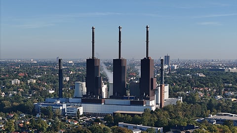 Lichterfelde kraftverk med Teltowkanalen i bakgrunden (2023)