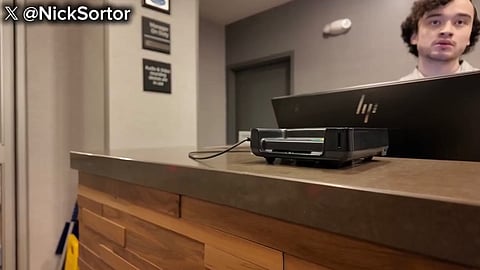 Hotellreceptionisten säger att hotellet inte tar emot några immigrations- eller DHS-agenter.