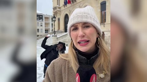 Här kastar pojkarna snöbollar på TV4-reportern