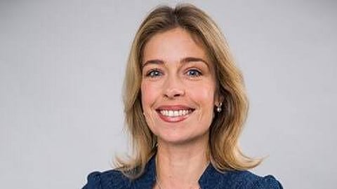 Orimligt att arbeta under sommaren, tycker Annika Strandhäll.