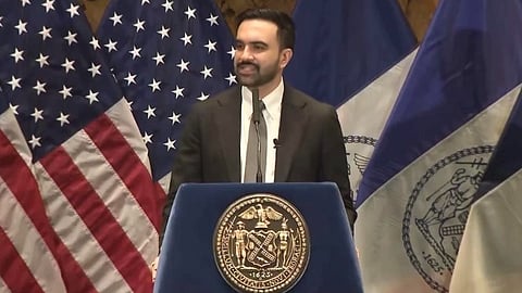 I ett tal på New Yorks allmänna bibliotek hyllade borgmästaren Mamdani islam och citerade flera suror från koranen.