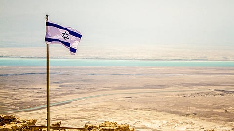 Israelisk flagga vid Döda havet.