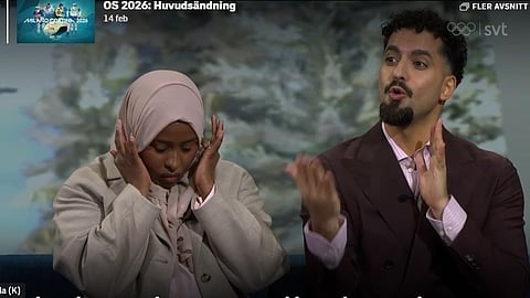 Hijab-influencern Kaeli Abdi tillsammans med komikern Filip Dikmen i SVT:s studio.