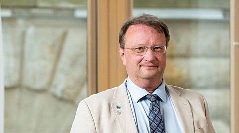 Riksdagsledamoten Lars Beckman (M) är kritisk till att Mediemyndigheten ger NRJ:s sändningstillstånd till Aftonbladet radio.