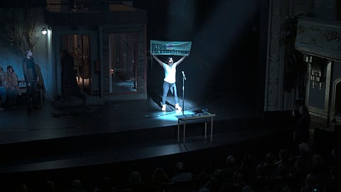 Klimatextremister stormade scenenen under pjäs