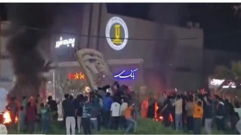 Iranier firar Khameinis död. I Galleh Dār, i provinsen Fars, störtades en staty.