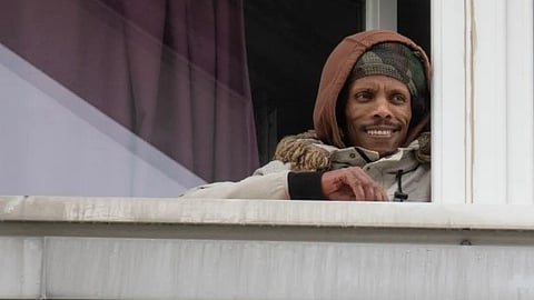 Knivmannen barrikaderade sig i en lägenhet och hånflinade under polisinsatsen.