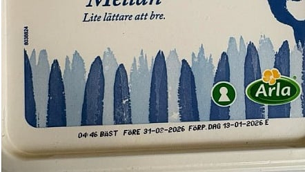 Bild på smörpaketet med den underliga datummärkningen.