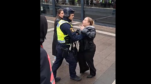 Nooshi Dadgostars pressekreterare Hanna Brolund omhändertogs av polis efter ett våldsamt bråk under en demonstration. Hon är nu misstänkt för misshandel och skadegörelse.
