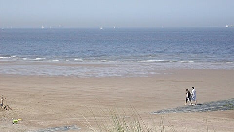 Här, på stranden i belgiska Knokke-Heist, upptäcktes migranterna när de gjorde sig redo för att ta sig till Storbritannien illegalt.
