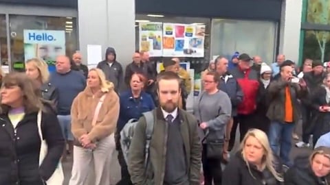 Hundratals invånare i den engelska staden Epsom gick ut på gatorna i onsdags för att protestera mot polisens hantering av en gruppvåldtäkt som skedde under den gångna helgen.