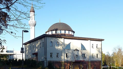 Fittja moské var den första moskén i Sverige som fick böneutrop. Den finansieras av den turkiska religionsmyndigheten Diyanet.