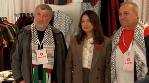 Här poserar Vänsterpartiets ledare Nooshi Dadgostar framför bilder på Mellanösternkartor utan Israel. Till höger om henne står Palestinaaktivisten Ziyad Moussa som inte erkänner Israel.