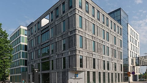 Örebro Tingsrätt. Domstolen poängterar att brotten riktats mot skyddslösa personer.