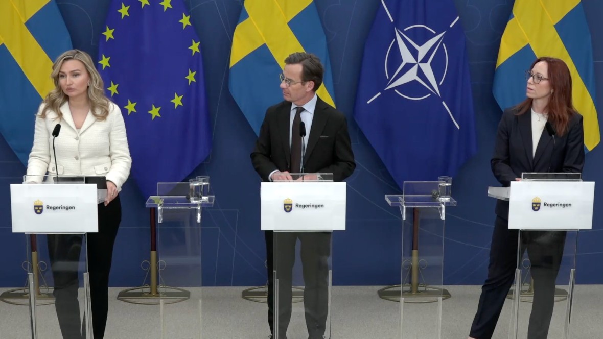 Näringsminister Ebba Busch (t.v.), statsminister Ulf Kristersson (i mitten), Energimyndighetens generaldirektör Caroline Asserup (t.h.)