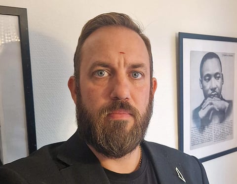 Sparkade V-profilen utmanar Dadgostar och skapar nytt parti