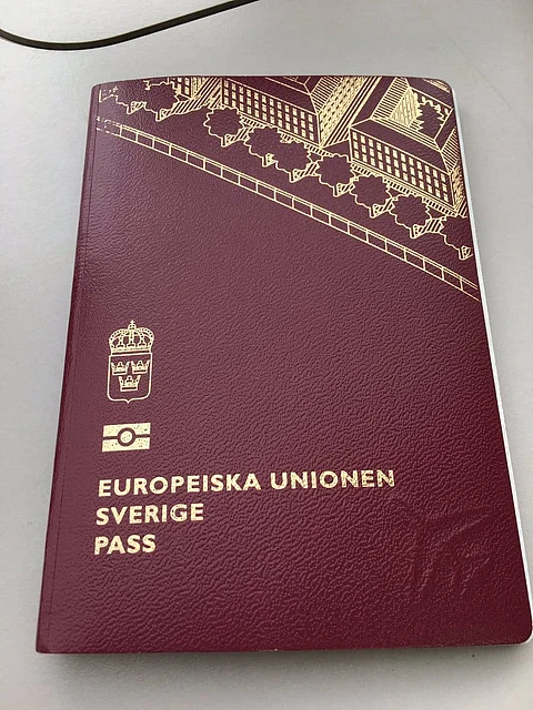 Falska pass utfärdade av polisanställd – inga utvisningar trots domar